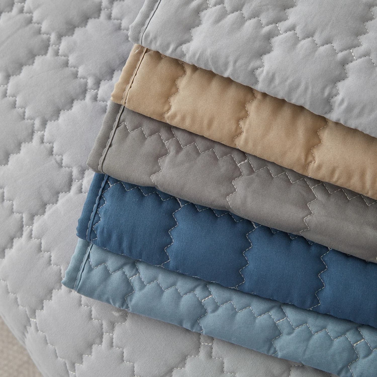 Pikowana narzutka na sofę antypoślizgowa – ochronny pokrowiec na kanapę | różne rozmiary